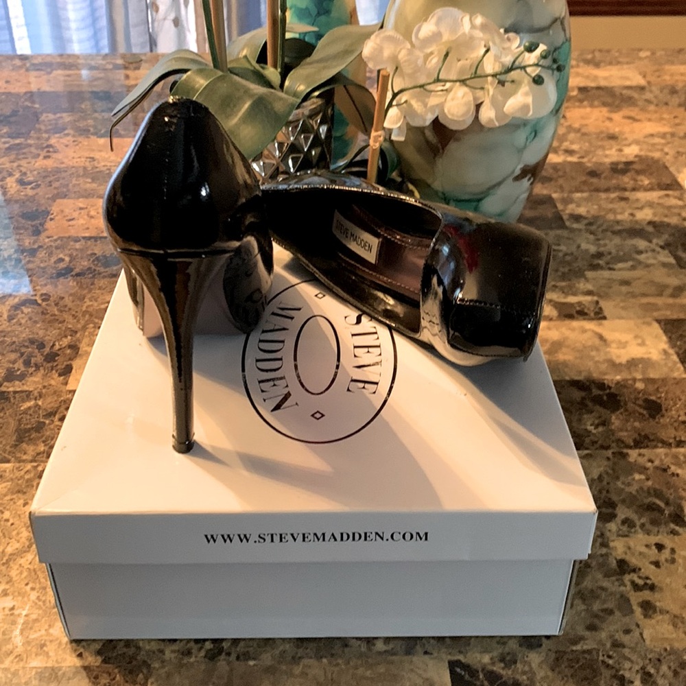 Size 8  Steve Madden black patent leather barely worn